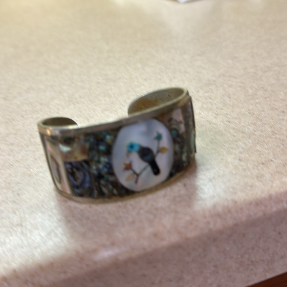 Abalone and silver vintage bird (parrot) cuff bracelet. Made in Arizona. - Picture 3 of 9